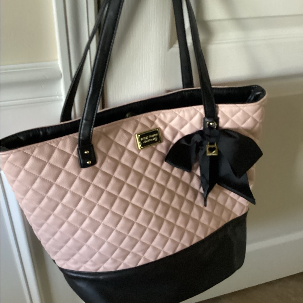 Betsey Johnson Tote Bag black and Pink, inside pockets and zipper.